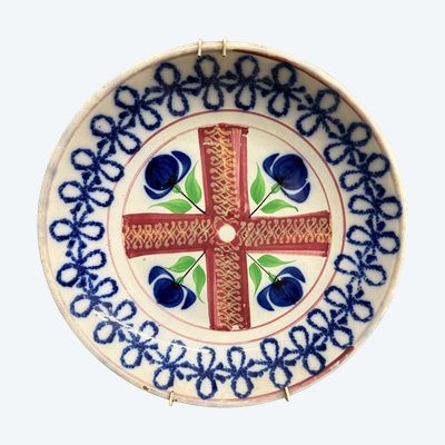 Assiette ancienne en faïence fabriquée en France au 19ème siècle, avec des tulipes, taille 30 cm