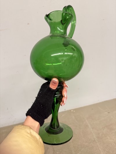 Ancien pichet en verre vert soufflé du début du 20e siècle, Empoli, h 40 cm
