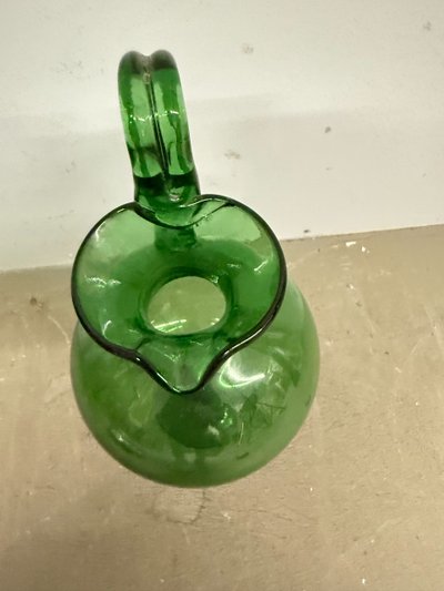 Ancien pichet en verre vert soufflé du début du 20e siècle, Empoli, h 40 cm