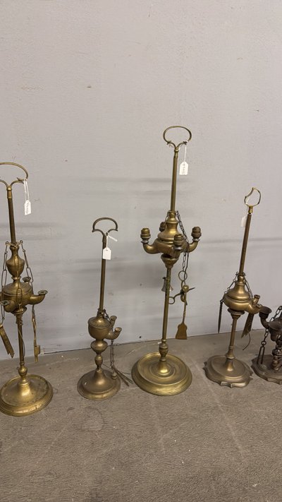 Groupe ancien de 5 lampes à huile en bronze doré, 19ème siècle mis63x16cm