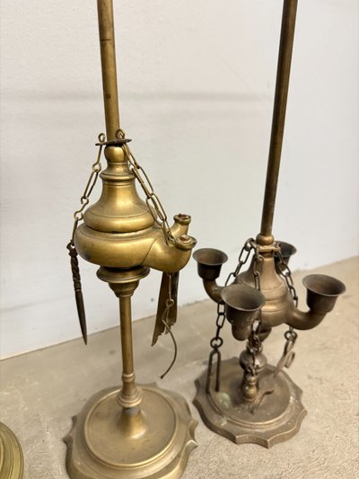 Groupe ancien de 5 lampes à huile en bronze doré, 19ème siècle mis63x16cm