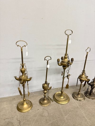 Groupe ancien de 5 lampes à huile en bronze doré, 19ème siècle mis63x16cm