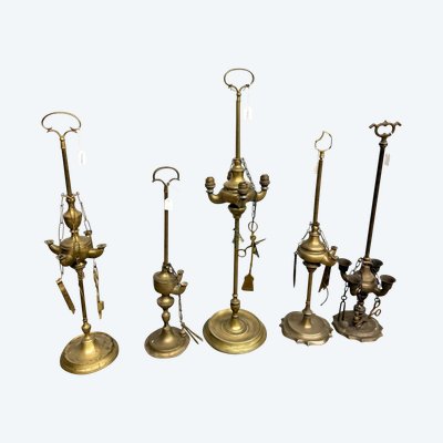 Groupe ancien de 5 lampes à huile en bronze doré, 19ème siècle mis63x16cm