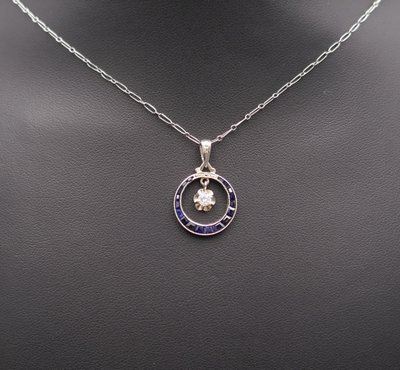  Chaîne Et Pendentif Art Déco Diamant Et Saphirs Calibrés.