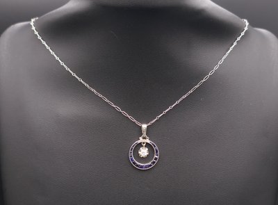  Chaîne Et Pendentif Art Déco Diamant Et Saphirs Calibrés.