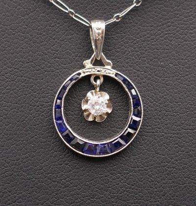  Chaîne Et Pendentif Art Déco Diamant Et Saphirs Calibrés.