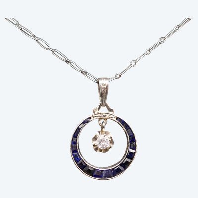  Chaîne Et Pendentif Art Déco Diamant Et Saphirs Calibrés.