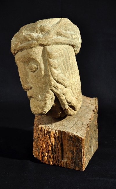 Testa di Cristo, epoca romanica (pietra arenaria scolpita).