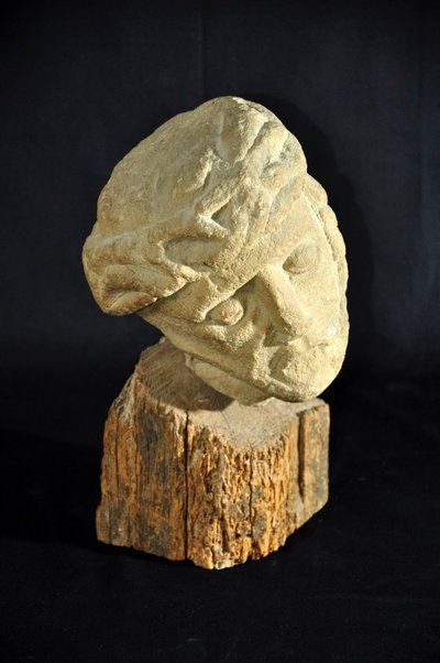 Testa di Cristo, epoca romanica (pietra arenaria scolpita).