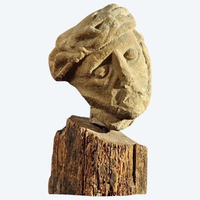 Testa di Cristo, epoca romanica (pietra arenaria scolpita).