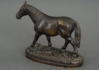 Cheval de trait en bronze XIXe patine brun foncé