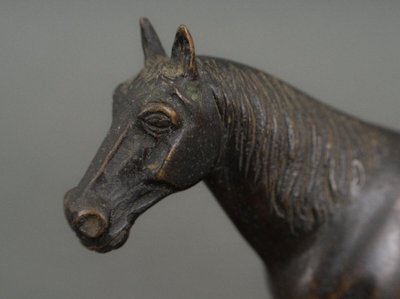 Cheval de trait en bronze XIXe patine brun foncé