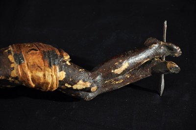 Cristo in legno del XVII secolo con tracce di policromia
