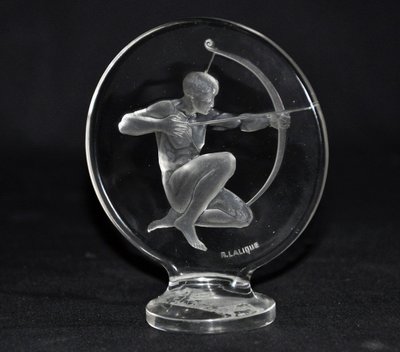 Bouchon De Radiateur En Verre Pressé Moulé Signé René Lalique 20e Siècle