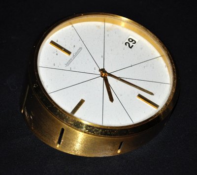 Horloge De Table Jaeger-lecoultre Dorée Avec Calendrier Circa 1960