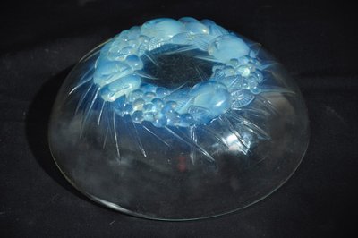 Coupe en verre pressé moulé signée René Lalique, début du XXe siècle