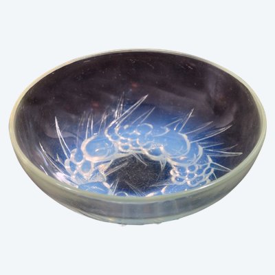 Coupe en verre pressé moulé signée René Lalique, début du XXe siècle