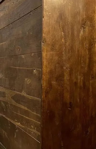 armoire rustique dans le style du 18eme siècle en bois massif