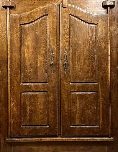 armoire rustique dans le style du 18eme siècle en bois massif
