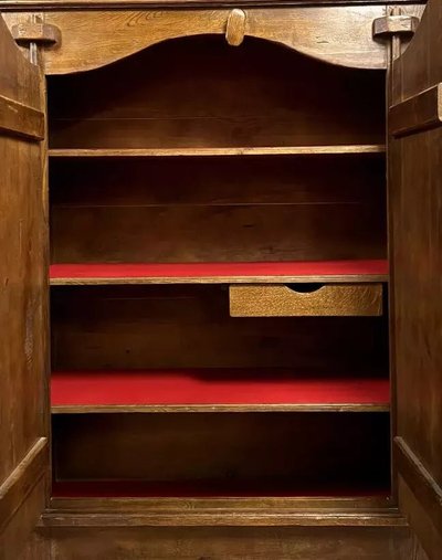 armoire rustique dans le style du 18eme siècle en bois massif
