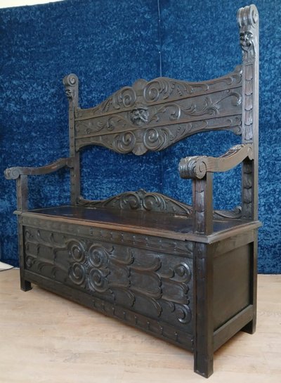Banc coffre en bois massif style renaissance italienne a décors de masques grimaçant