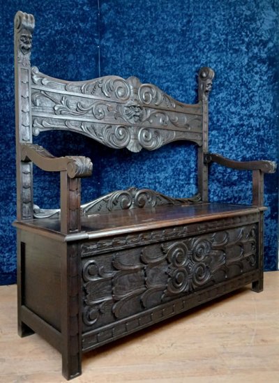 Banc coffre en bois massif style renaissance italienne a décors de masques grimaçant