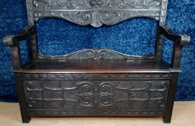 Banc coffre en bois massif style renaissance italienne a décors de masques grimaçant