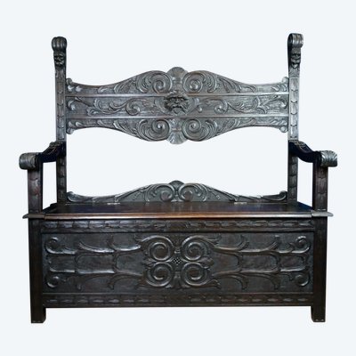 Banc coffre en bois massif style renaissance italienne a décors de masques grimaçant