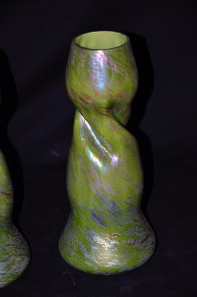 Paire de vases en verre dans le gout Loetz Autriche début XXe siècle