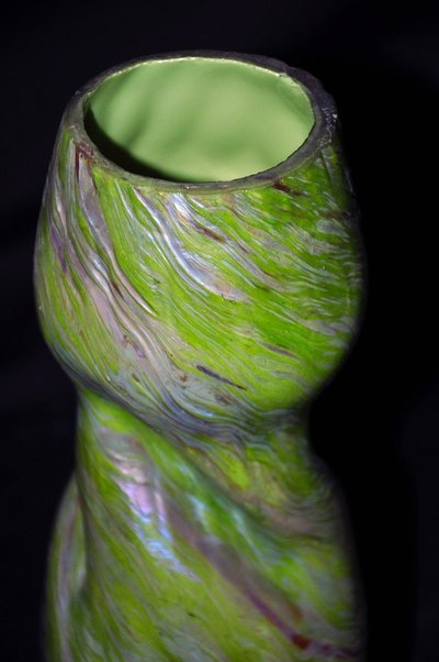 Paire de vases en verre dans le gout Loetz Autriche début XXe siècle