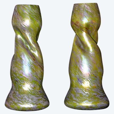Paire de vases en verre dans le gout Loetz Autriche début XXe siècle