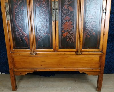 China, early 20th century: large lacquer cabinet with flower decorations