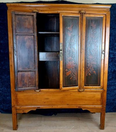 China, early 20th century: large lacquer cabinet with flower decorations