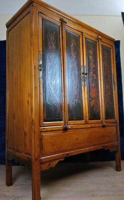 China, early 20th century: large lacquer cabinet with flower decorations