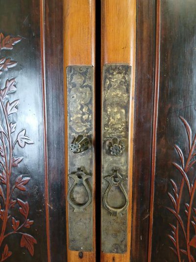 China, early 20th century: large lacquer cabinet with flower decorations