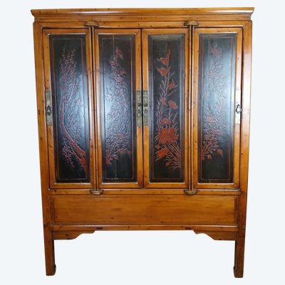 China, early 20th century: large lacquer cabinet with flower decorations