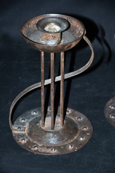 Paire De Bougeoirs En Fer Forgé Style Arts & Crafts, Début XXe Siècle