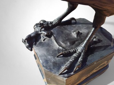Corvo con preda - Bronzo di Ludwig Vordermayer (1868-1933), Fonte Noack Friedenau, 1909