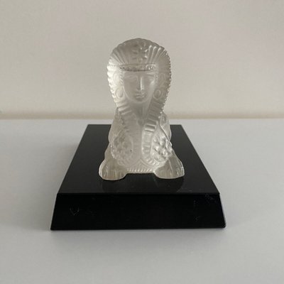 Presse-papier représentant un sphinx en cristal sur socle en verre noir XXe