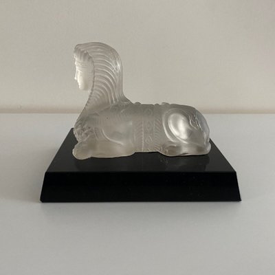 Presse-papier représentant un sphinx en cristal sur socle en verre noir XXe