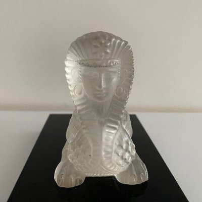 Presse-papier représentant un sphinx en cristal sur socle en verre noir XXe