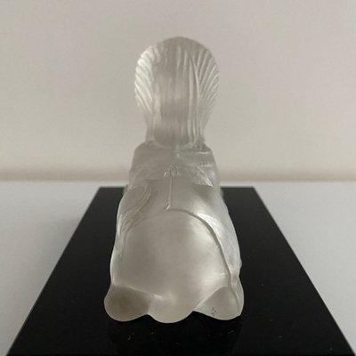 Presse-papier représentant un sphinx en cristal sur socle en verre noir XXe