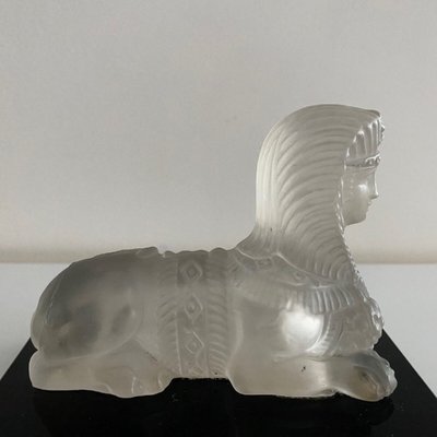 Presse-papier représentant un sphinx en cristal sur socle en verre noir XXe