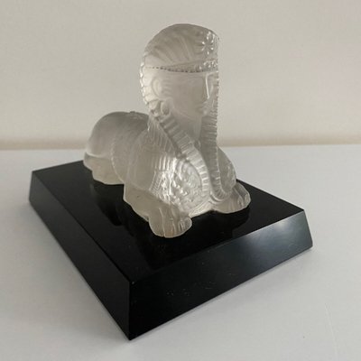 Presse-papier représentant un sphinx en cristal sur socle en verre noir XXe