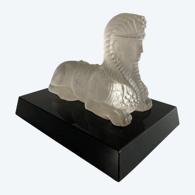 Presse-papier représentant un sphinx en cristal sur socle en verre noir XXe