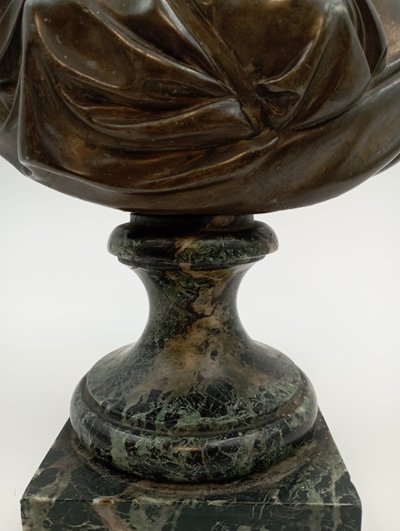 Scultura in terracotta di Madame du Barry del XVIII secolo attribuita a Pajou