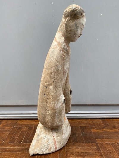 Chinese kneeling court lady in grey terracotta