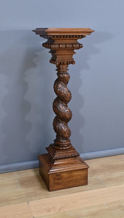 Important Swivel Column in Solid Walnut - 1900