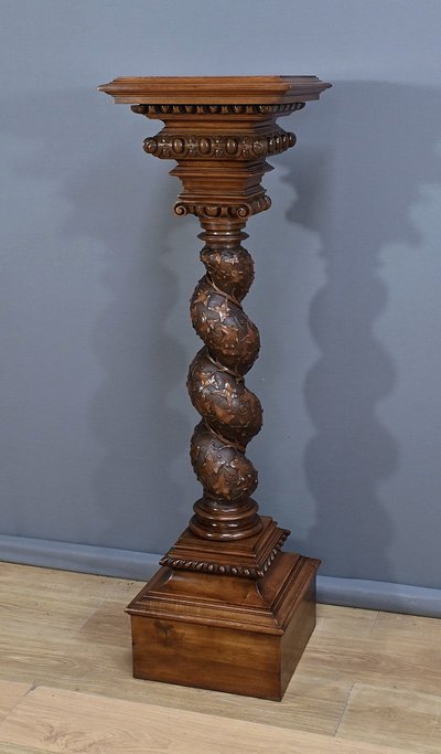 Important Swivel Column in Solid Walnut - 1900