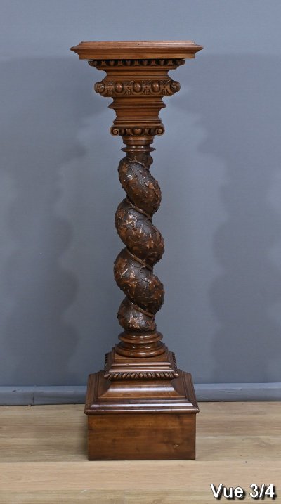 Important Swivel Column in Solid Walnut - 1900